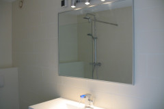 Spiegelverlichting met spots in badkamer