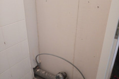 Hangend-toilet-en-Tegelwerk-in-Spijkenisse-Toiletrenovatie-2