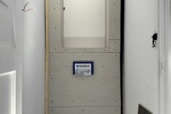 Achterwand toilet met nis bekleed met gipsplaten