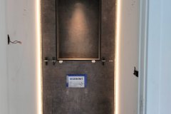 Indirecte LED-verlichting achter de betegelde achterwand