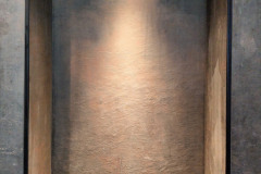 Sfeervolle nis met ingebouwde verlichting in toilet