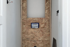 Constructie van de toilet achterwand met nis