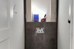 Plaatsen van grootformaat tegels in luxe toilet