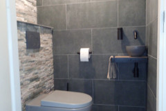 Toiletrenovatie-Zwevend-toilet-met-inbouwkraan-en-waskom-5