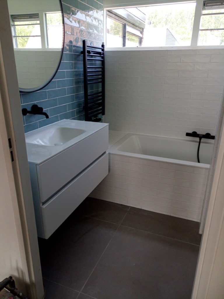 badkamer met bad en douche