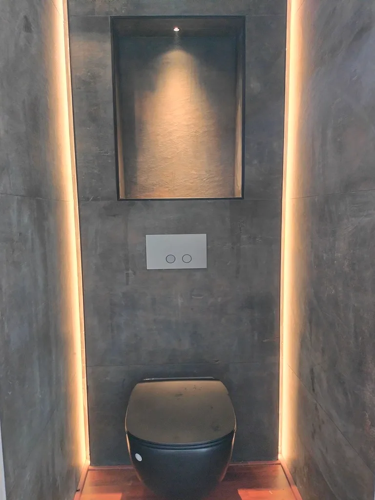 Luxe badkamer en toilet renovatie Barendrecht door RM Kluswerk - Grootformaat tegels en LED-verlichting.